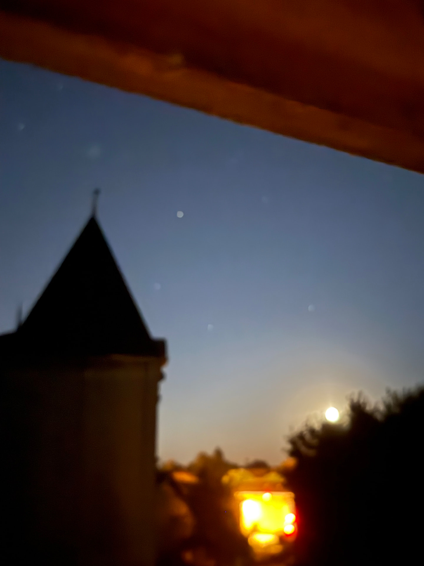 La tour du château de Neuville-les-Dames à la tombée de la nuit