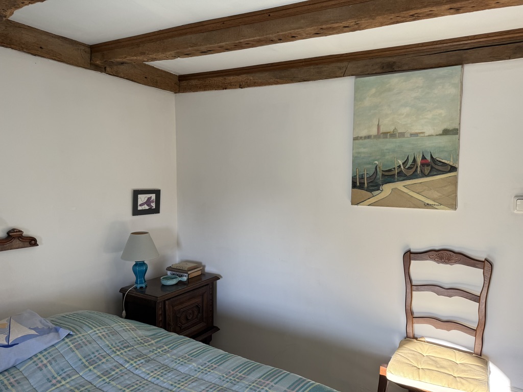 Détail de la chambre bleue : poutres anciennes et tableau de Venise