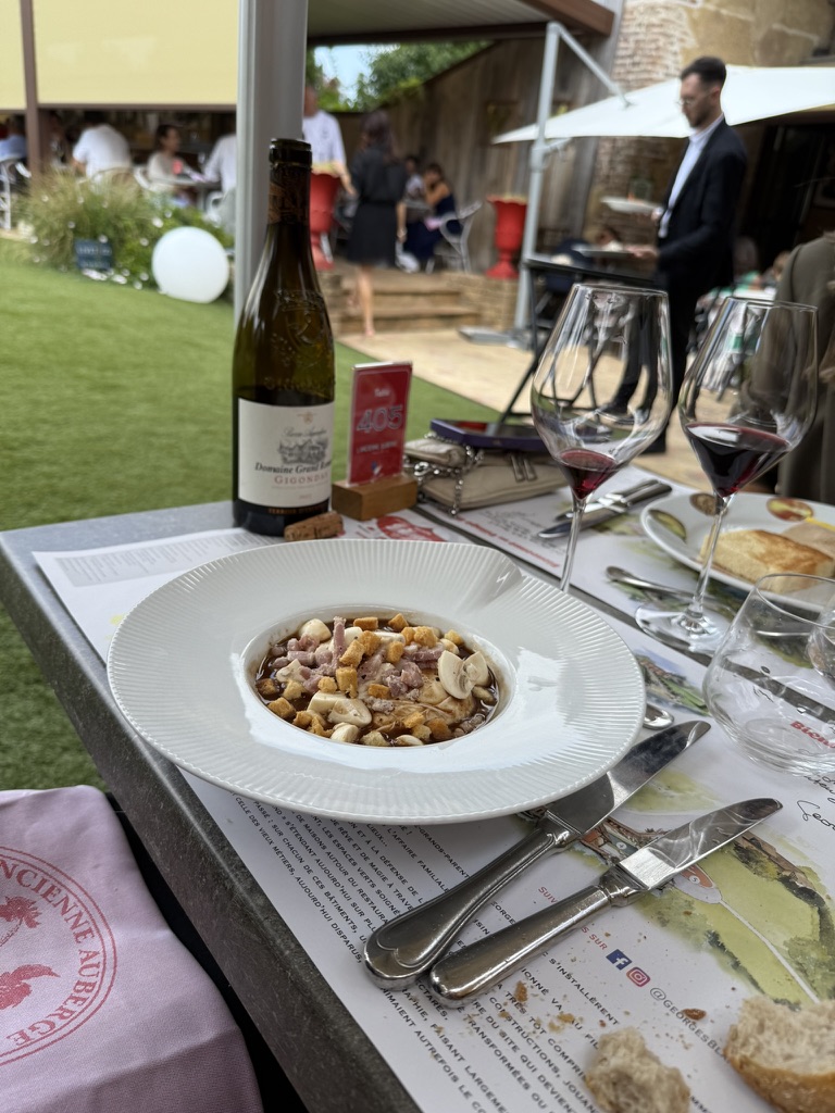 Salade bressane et verre de vin en terrasse à Vonnas