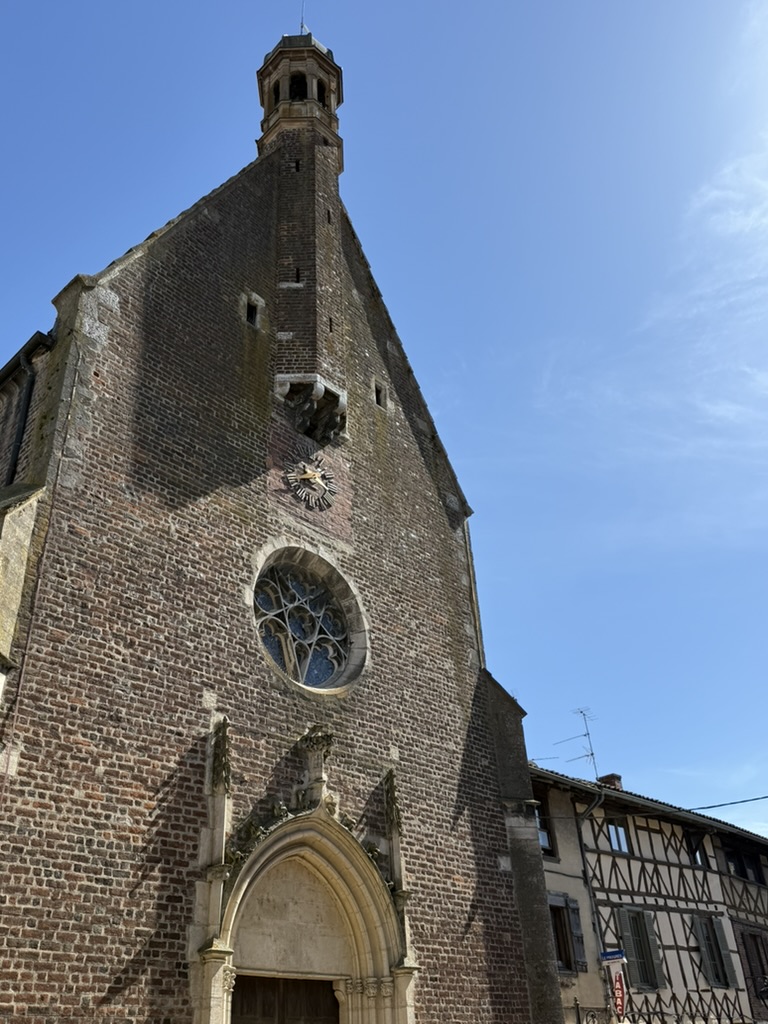 La façade de brique de l'église Saint-André de Châtillon-sur-Chalaronne