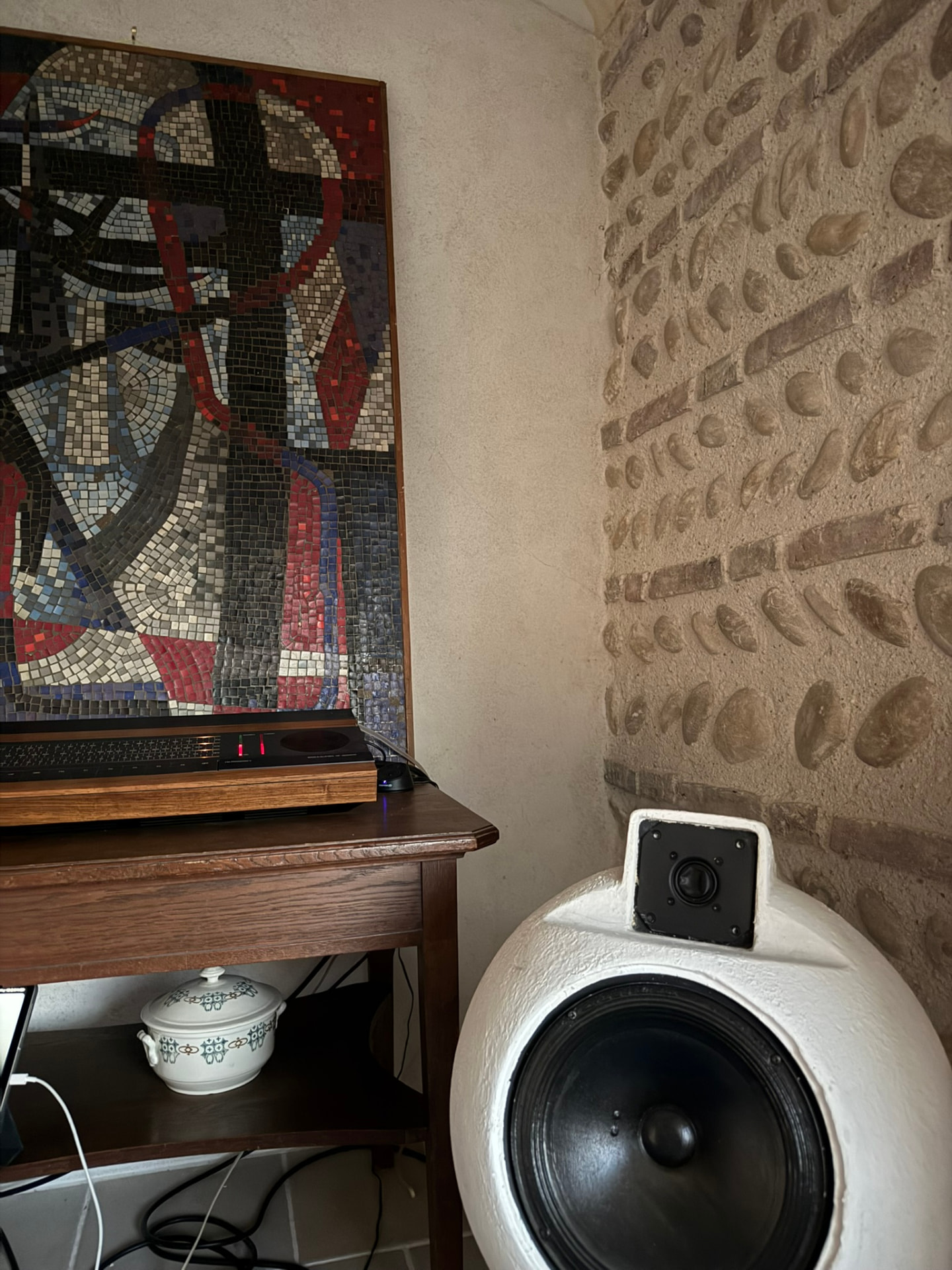 Chaîne hi-fi Bang & Olufsen et enceinte Elipson des années 70, face à une mosaïque ancienne