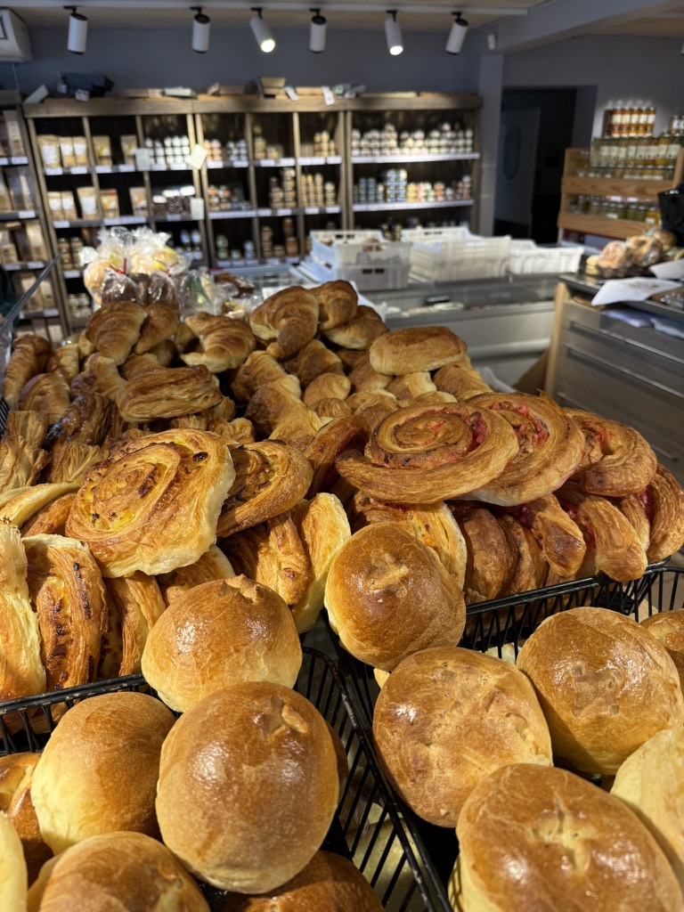 Viennoiseries et brioches d'une boulangerie de Châtillon-sur-Chalaronne