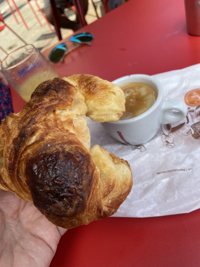 Café et croissant en terrasse sur la place du marché de Châtillon