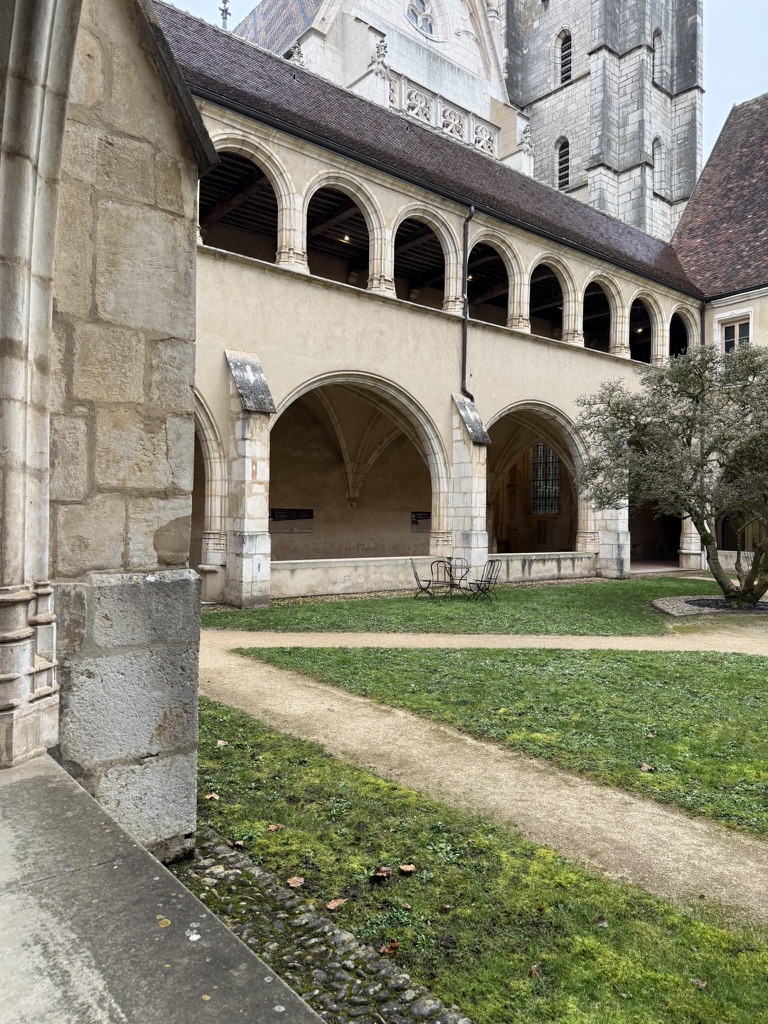 Les arcades superposées du cloître de Brou