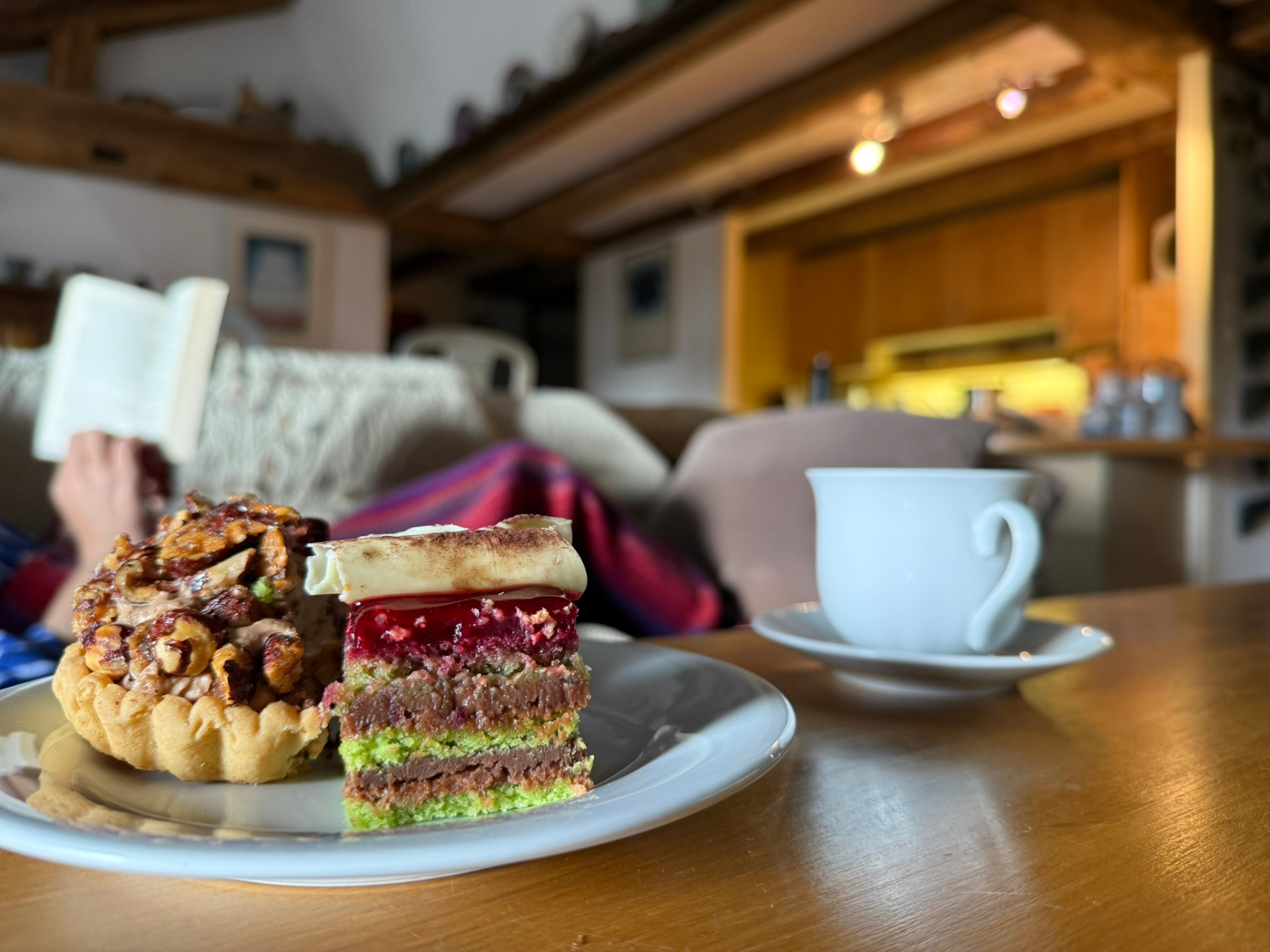 Pâtisseries et café dans le salon des combles, ambiance douce et poutres anciennes