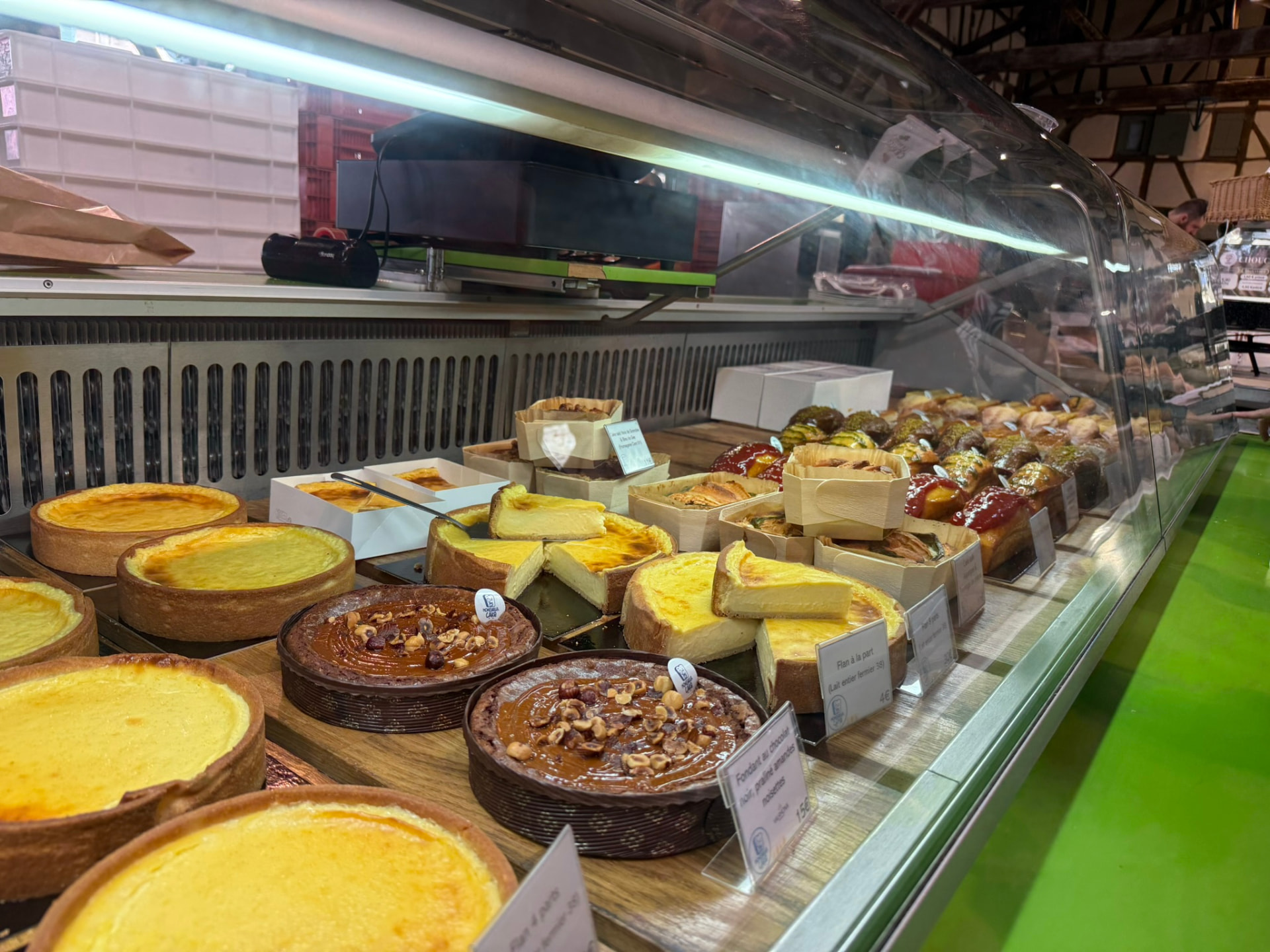 Étal de tartes et pâtisseries du marché de Châtillon