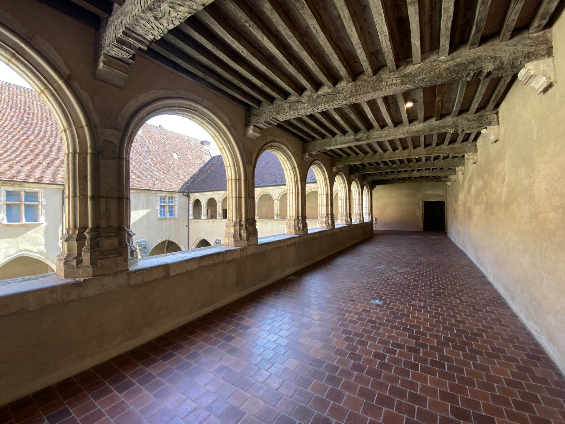 Le sol de tomettes de la galerie haute du cloître de Brou
