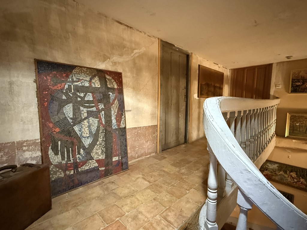 Grande mosaïque adossée au mur du palier des combles