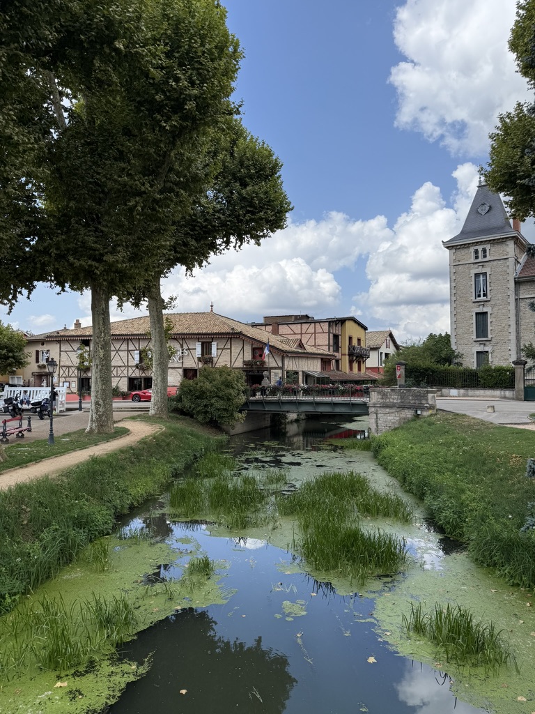 Le pont et la tour de l'horloge de Vonnas sous un ciel d'été
