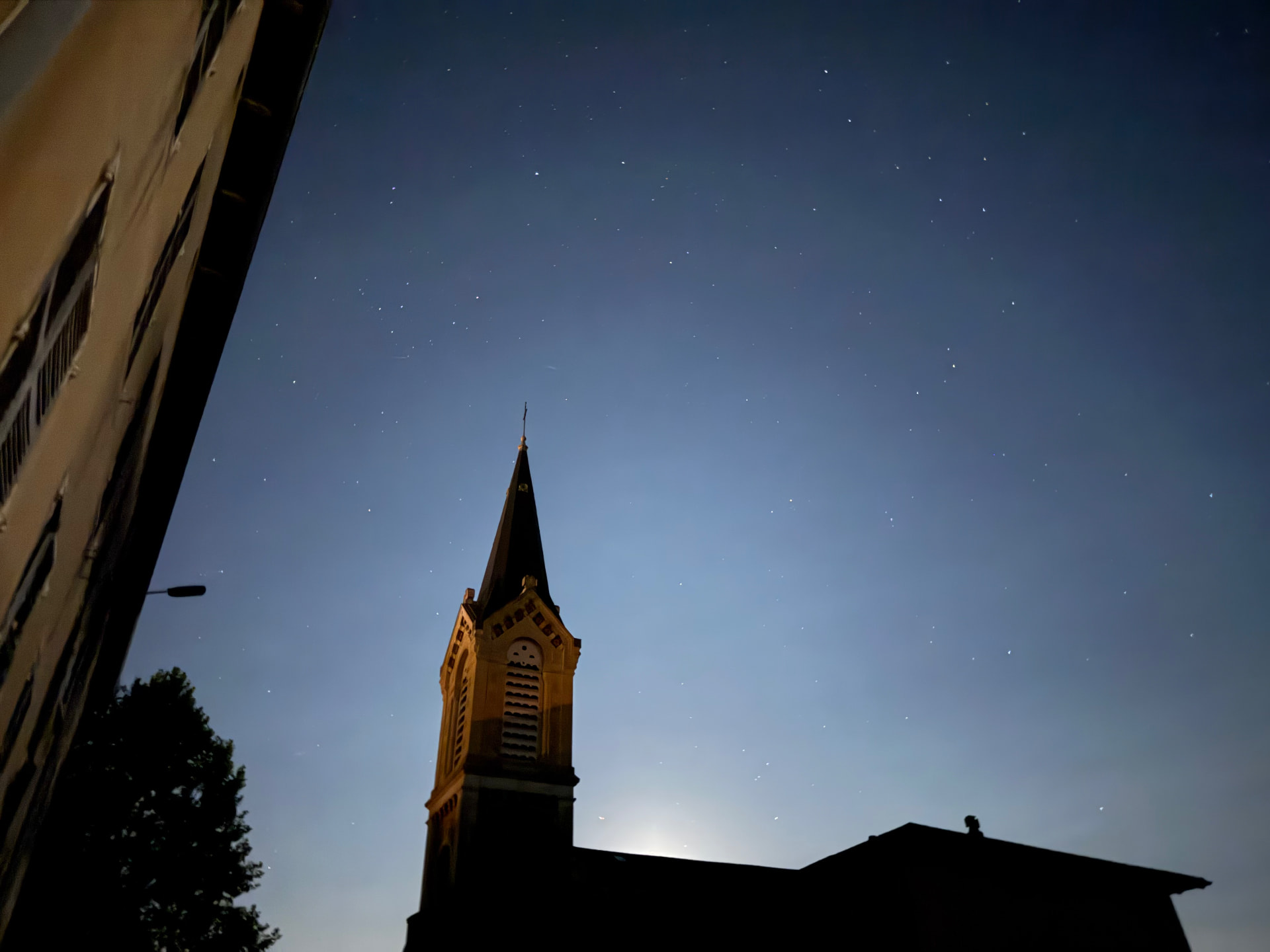 Le clocher de Neuville-les-Dames sous un ciel étoilé