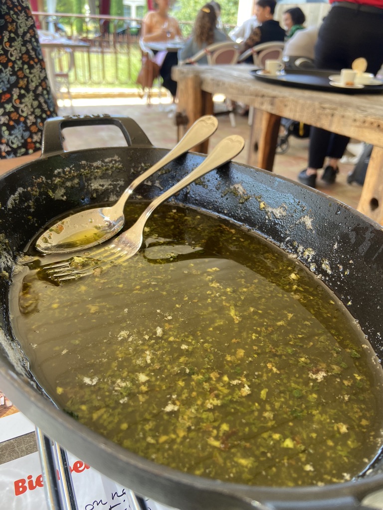 La poêle de grenouilles persillées, spécialité de la maison