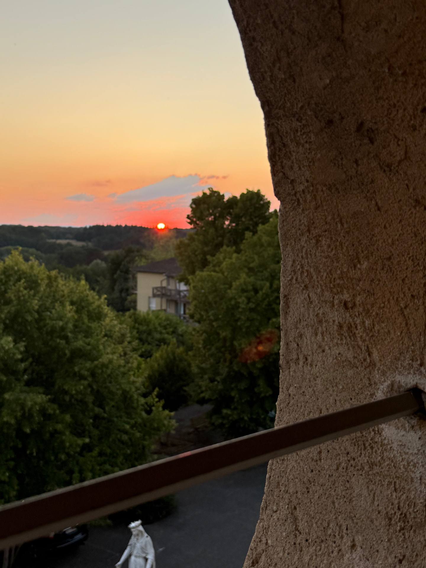 Coucher de soleil sur la campagne bressane vu depuis l'œil-de-bœuf