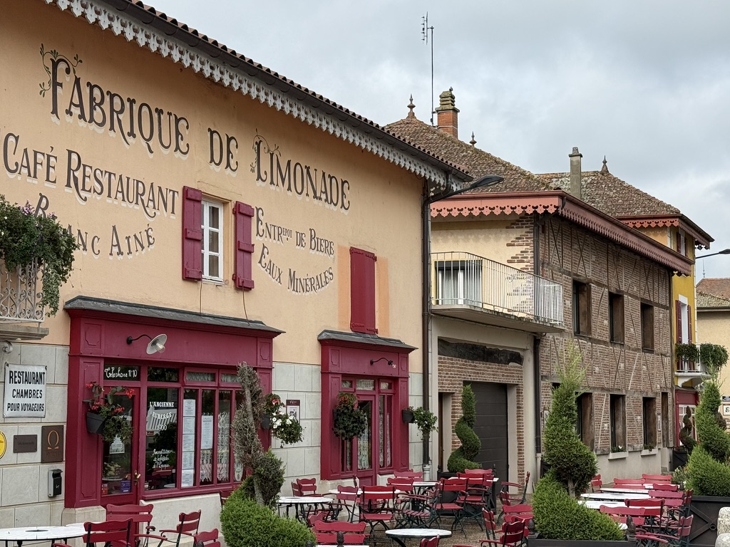 L'ancienne fabrique de limonade et sa terrasse rouge à Vonnas