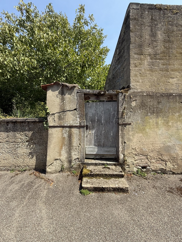 Ancienne porte de pierre donnant accès au jardin clos