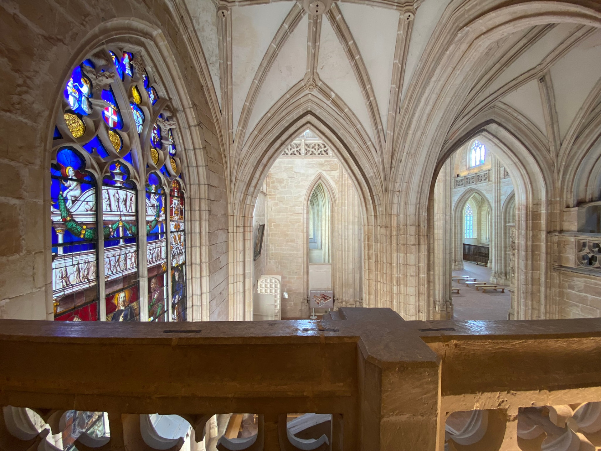 Les verrières bleues et les chapelles latérales de l'église de Brou