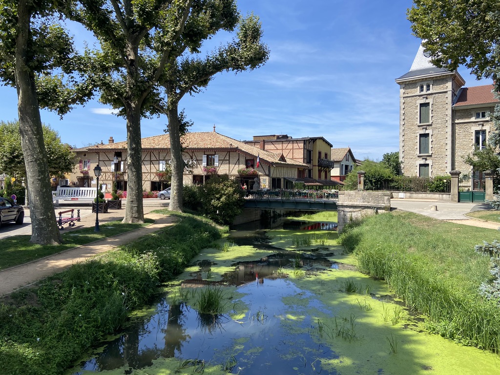 Le village de Vonnas et ses maisons à pans de bois au bord de la Veyle