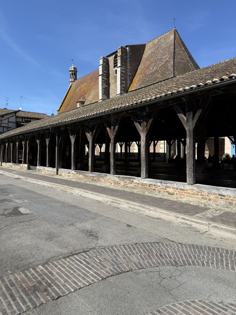 Les halles médiévales de Châtillon-sur-Chalaronne et le clocher de l'église