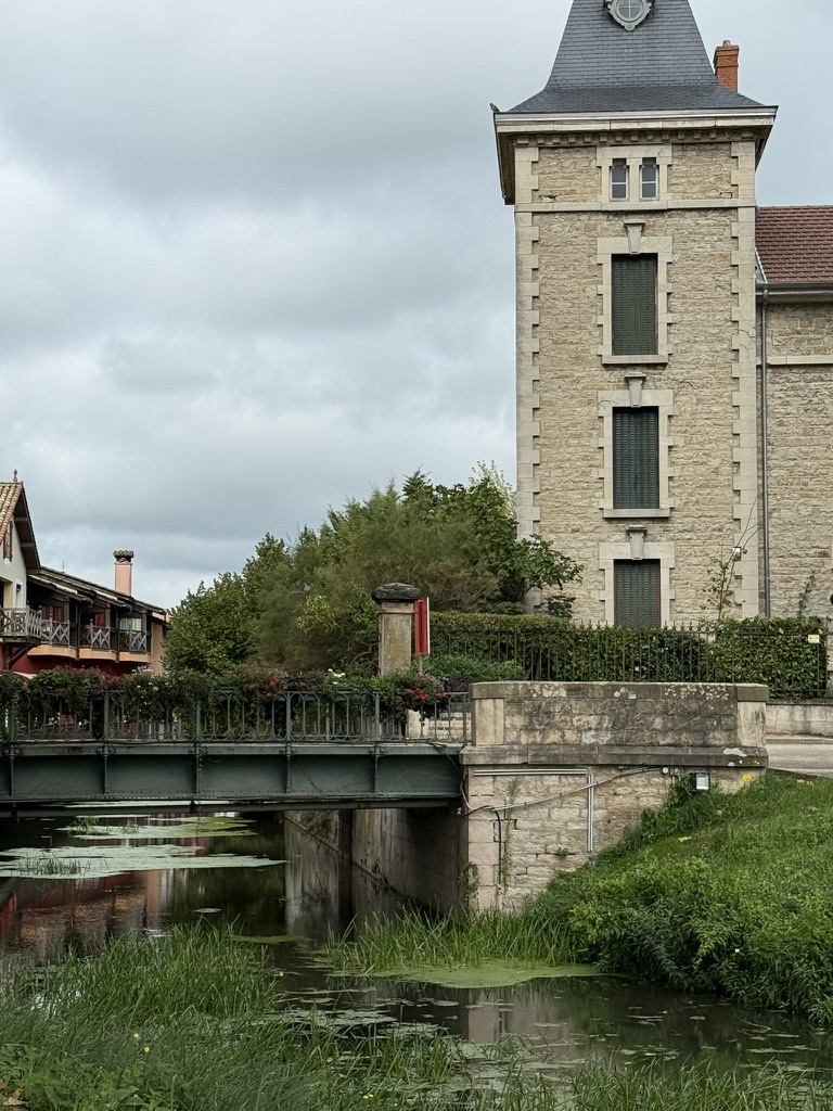 La tour de pierre et le pont métallique au bord de la Veyle à Vonnas
