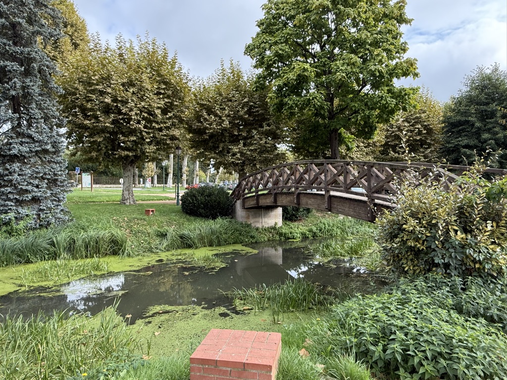 Le pont de bois du parc de Vonnas à l'automne