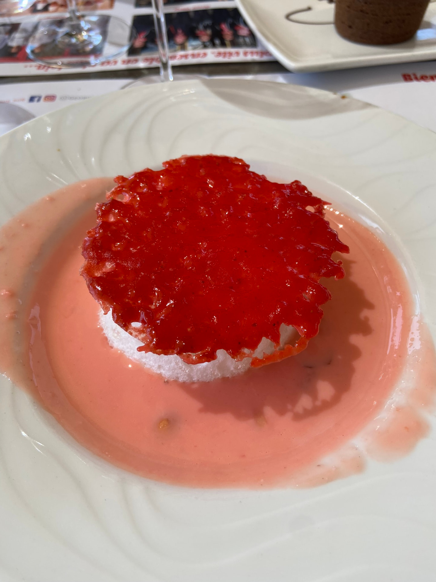 Dessert aux fraises servi à la table de Georges Blanc