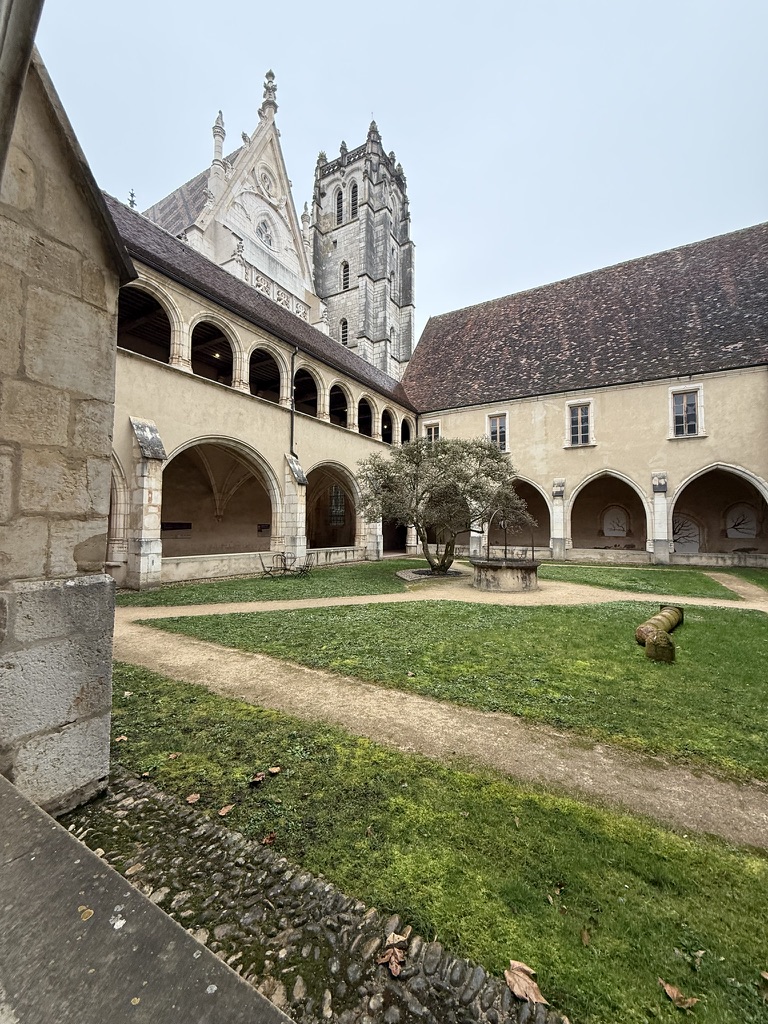 Le cloître du monastère royal de Brou et le clocher de l'église
