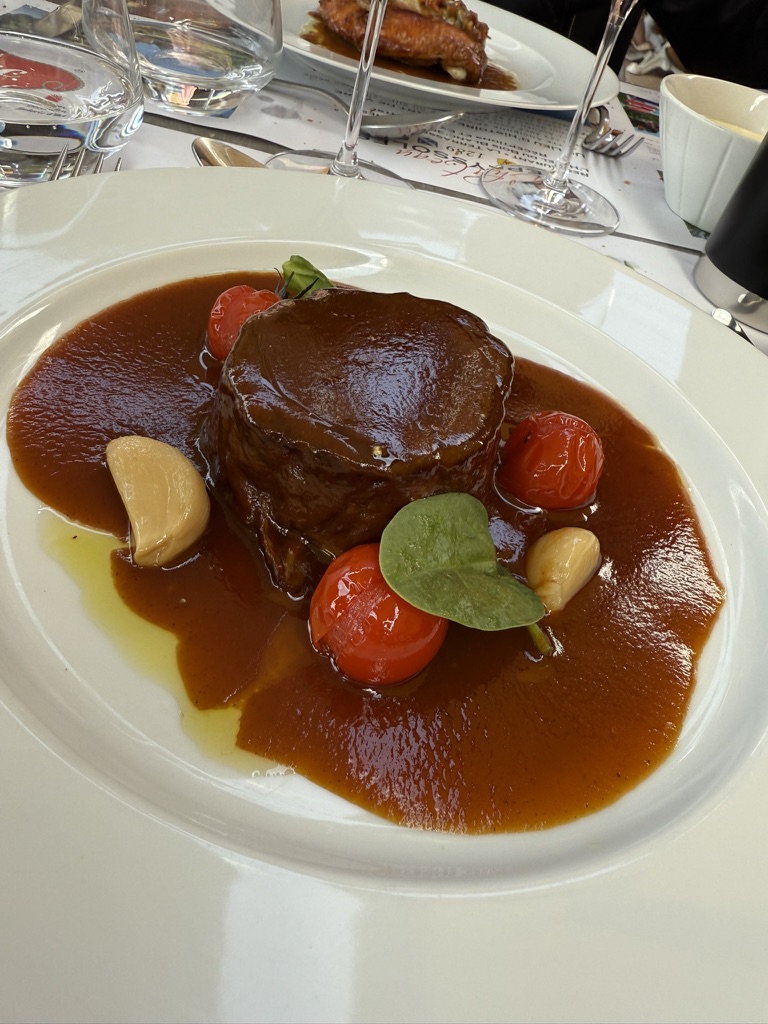 Pièce de viande en sauce, tomates confites et ail doux à la table de Vonnas