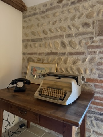 Le château de Neuville-les-Dames vu depuis l'œil-de-bœuf de la chambre du château