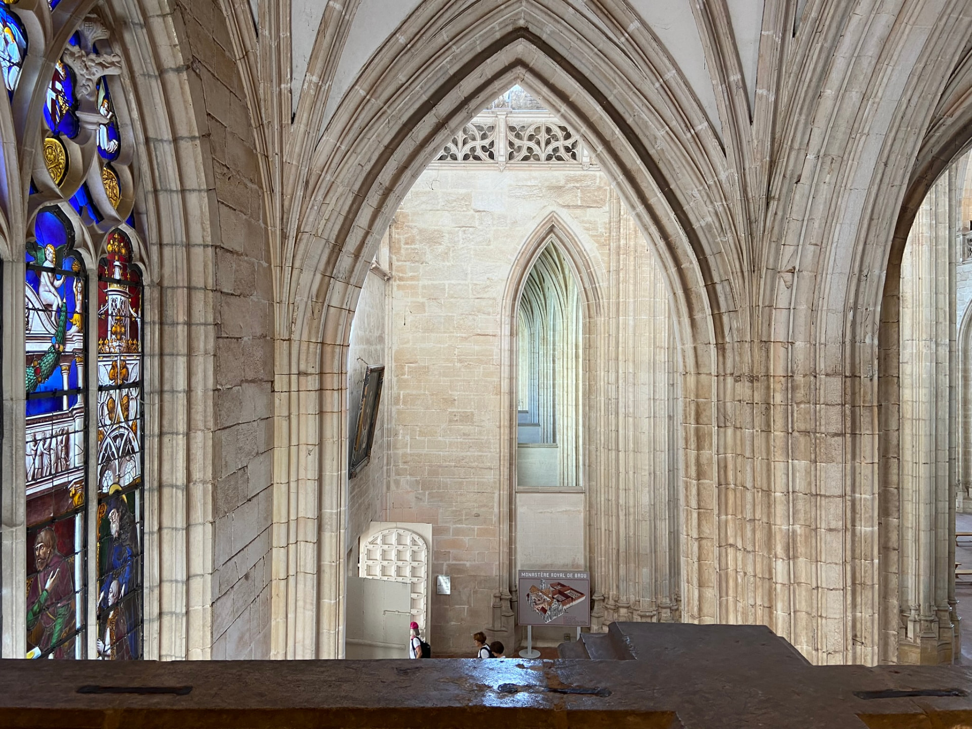 Vitraux Renaissance et arcs brisés du transept de Brou