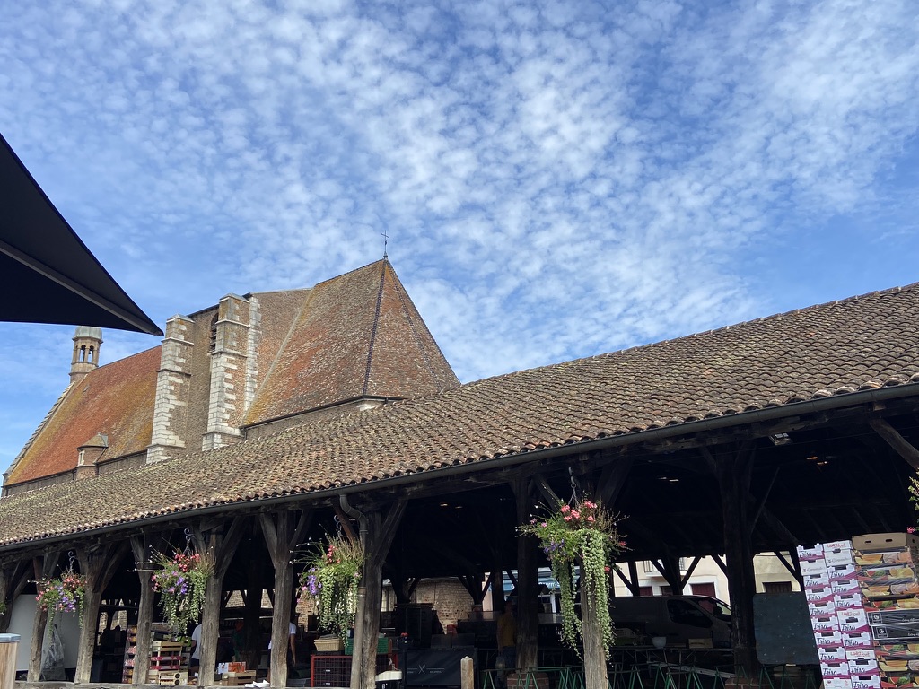 Les halles de Châtillon-sur-Chalaronne et le clocher sous un ciel d'été