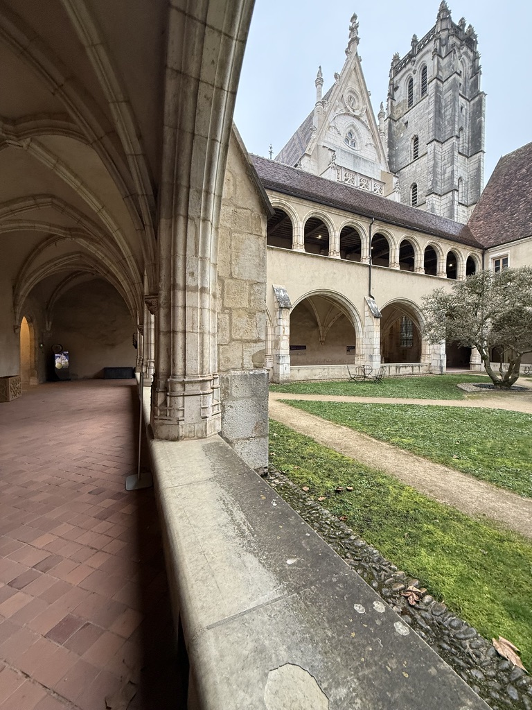 Les galeries voûtées du cloître de Brou ouvertes sur le jardin
