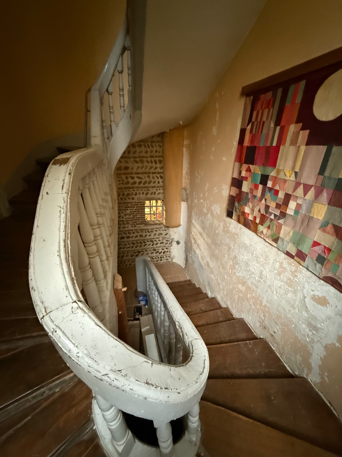 Cage d'escalier d'époque en bois inscrite à l'inventaire des monuments historiques