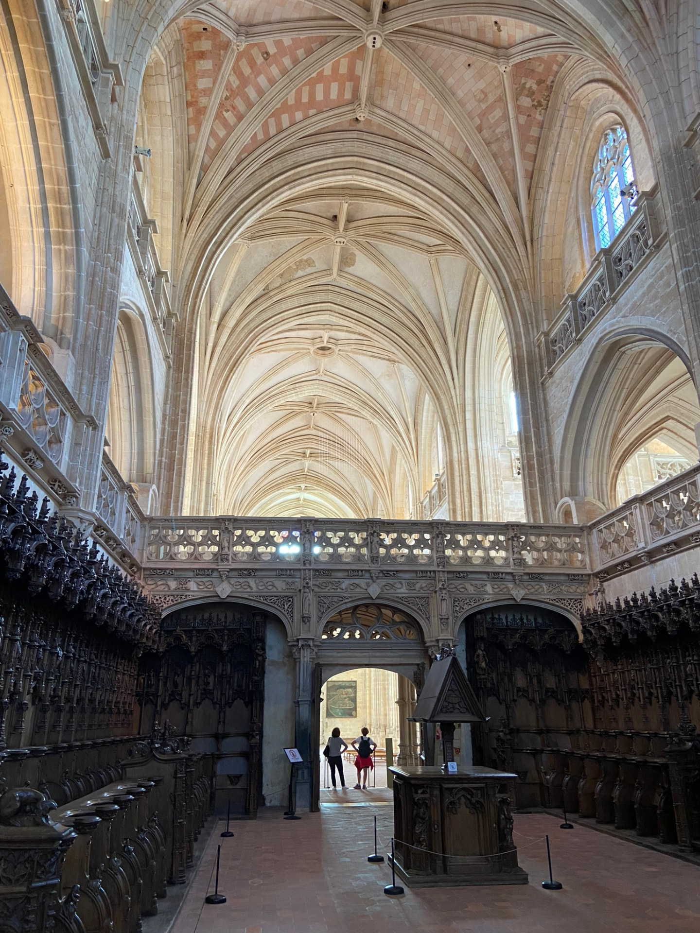 La nef, le jubé de dentelle et les stalles sculptées de l'église de Brou