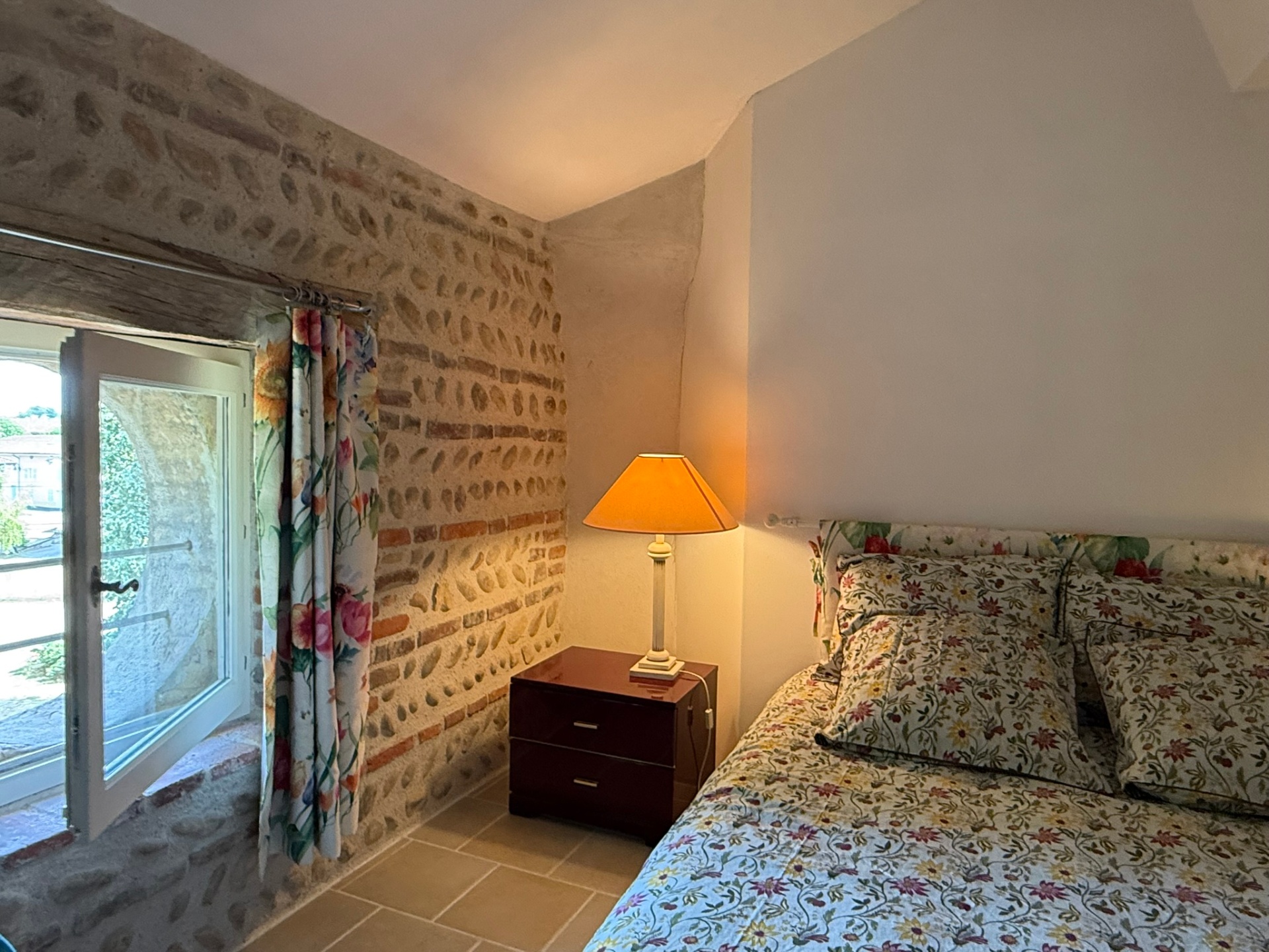 Le château de Neuville-les-Dames vu depuis l'œil-de-bœuf de la chambre du château