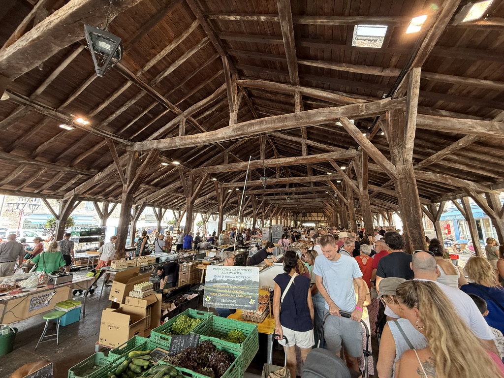 Le marché du samedi sous les halles du XIIe siècle à Châtillon-sur-Chalaronne