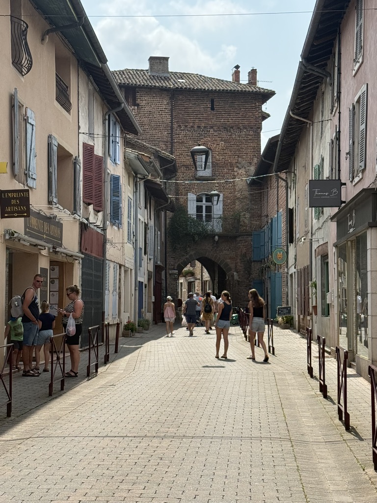 Ruelle pavée menant à la porte fortifiée de Châtillon-sur-Chalaronne