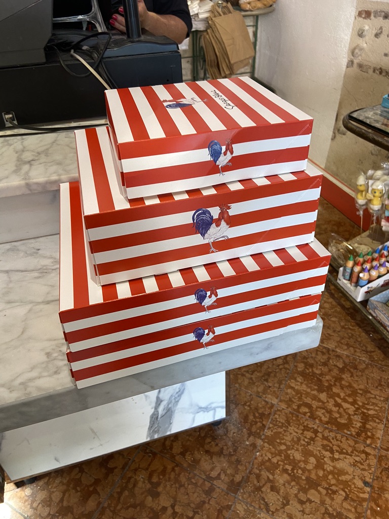 Les boîtes rayées au coq de la pâtisserie de Vonnas