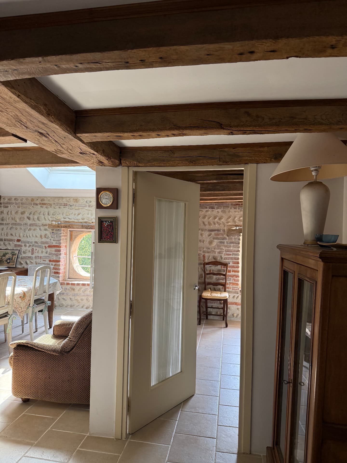 Intérieur du Clos des Dames : poutres anciennes, murs en galets et briques