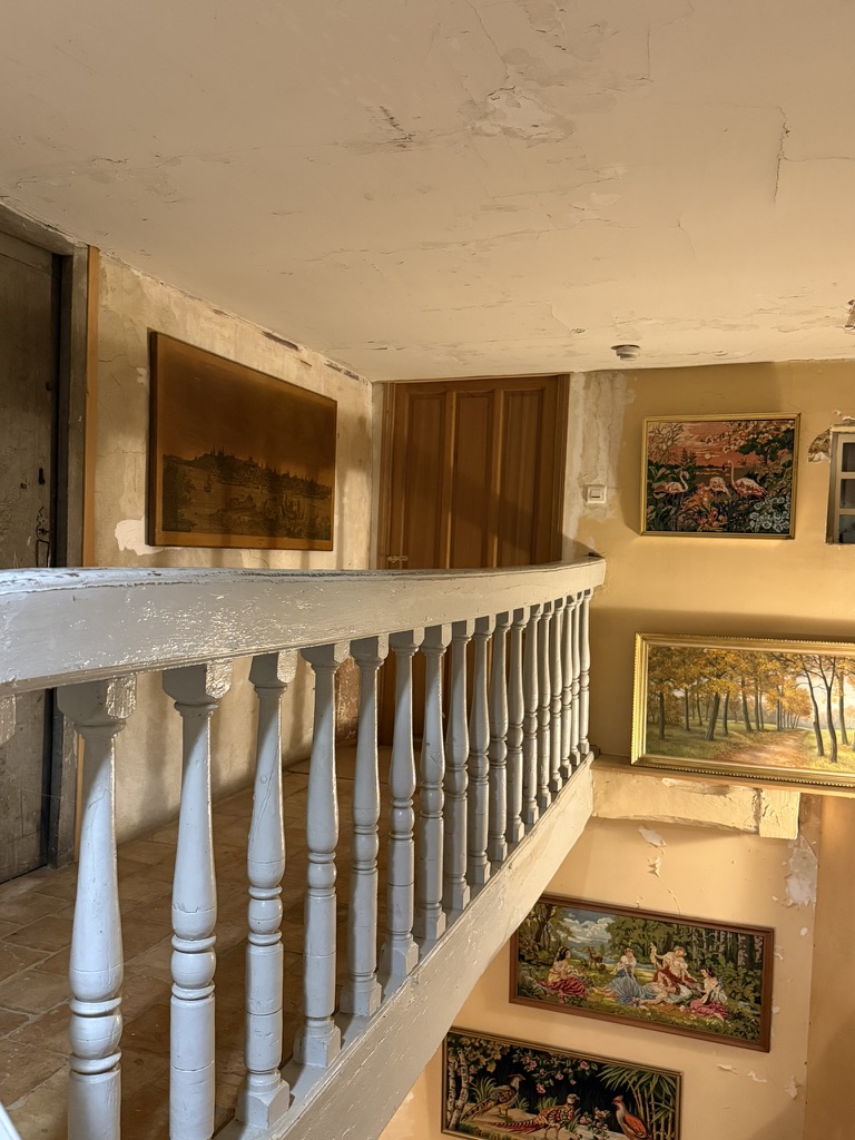Tapisseries anciennes le long de la cage d'escalier