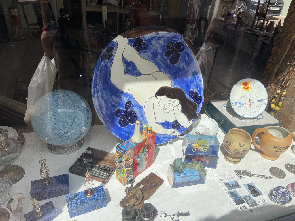 Vitrine de brocante et céramiques anciennes à Châtillon-sur-Chalaronne